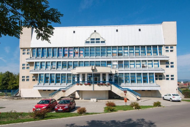 Baza de înot şi o şcoală din Sfântu Gheorghe reabilitate cu fonduri norvegiene