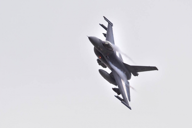 Un avion F16 a pierdut mai multe piese în timpul unui exerciţiu