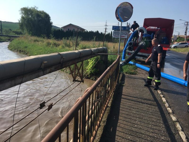 Pompierii intervin pentru evitarea inundațiilor la Botorca