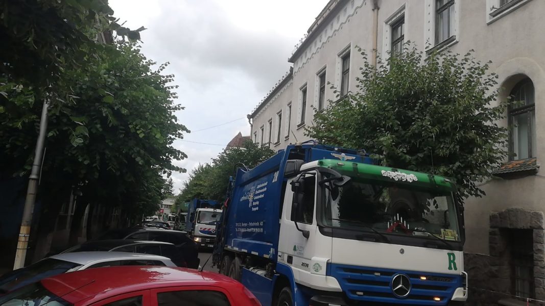 Protest spontan al salariaților societății care colectează gunoiul la Târgu Mureș
