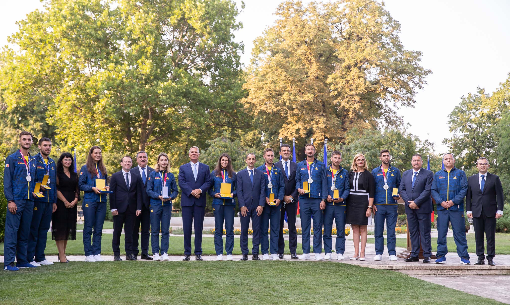 Cei nouă sportivi români, medaliaţi la Jocurile Olimpice de la Tokyo, au fost decoraţi, ieri, la Palatul Cotroceni, de preşedintele Klaus Iohannis