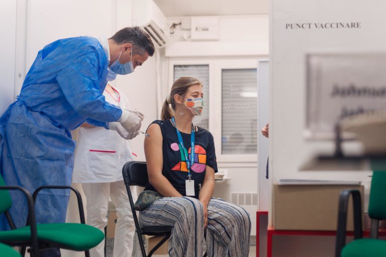 Ritmul scăzut al campaniei naţionale de vaccinare anti-COVID preocupă în perspectiva apropierii începutului noului an școlar Ritmul scăzut al campaniei naţionale de vaccinare anti-COVID preocupă în perspectiva apropierii începutului noului an școlar