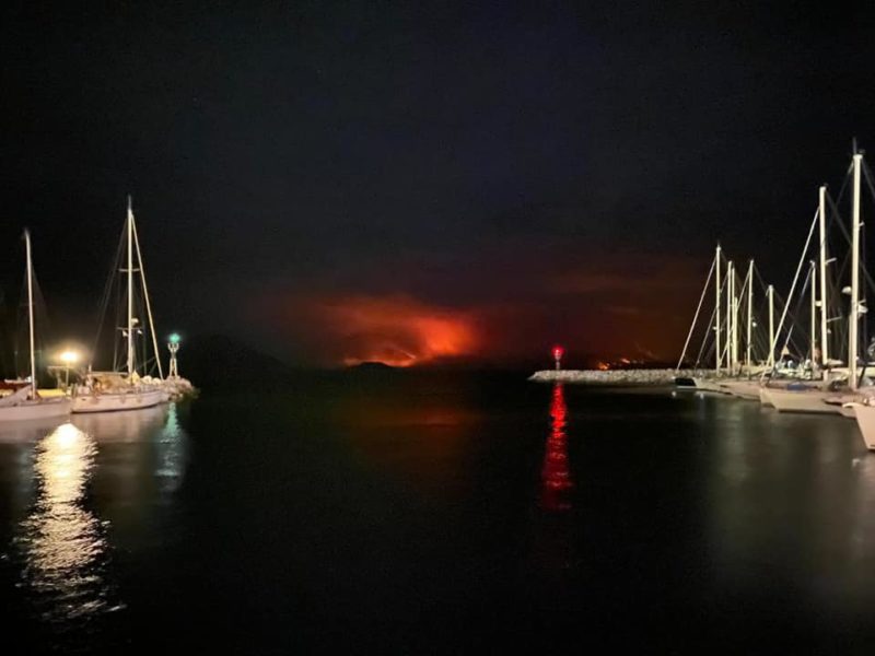 Incendiile din suburbiile nordice ale Atenei au fost stinse parţial