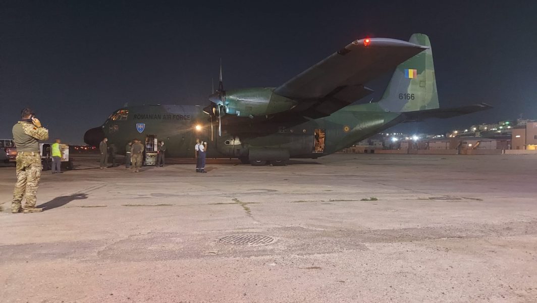 Un singur cetăţean român a fost preluat de aeronava militară trimisă din România la Kabul, şi a fost transportat în capitala Pakistanului, Islamabad