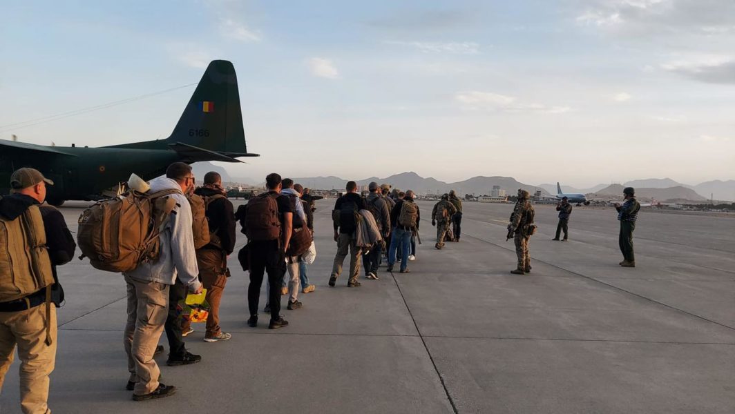 Cetăţeni români evacuaţi din Kabul