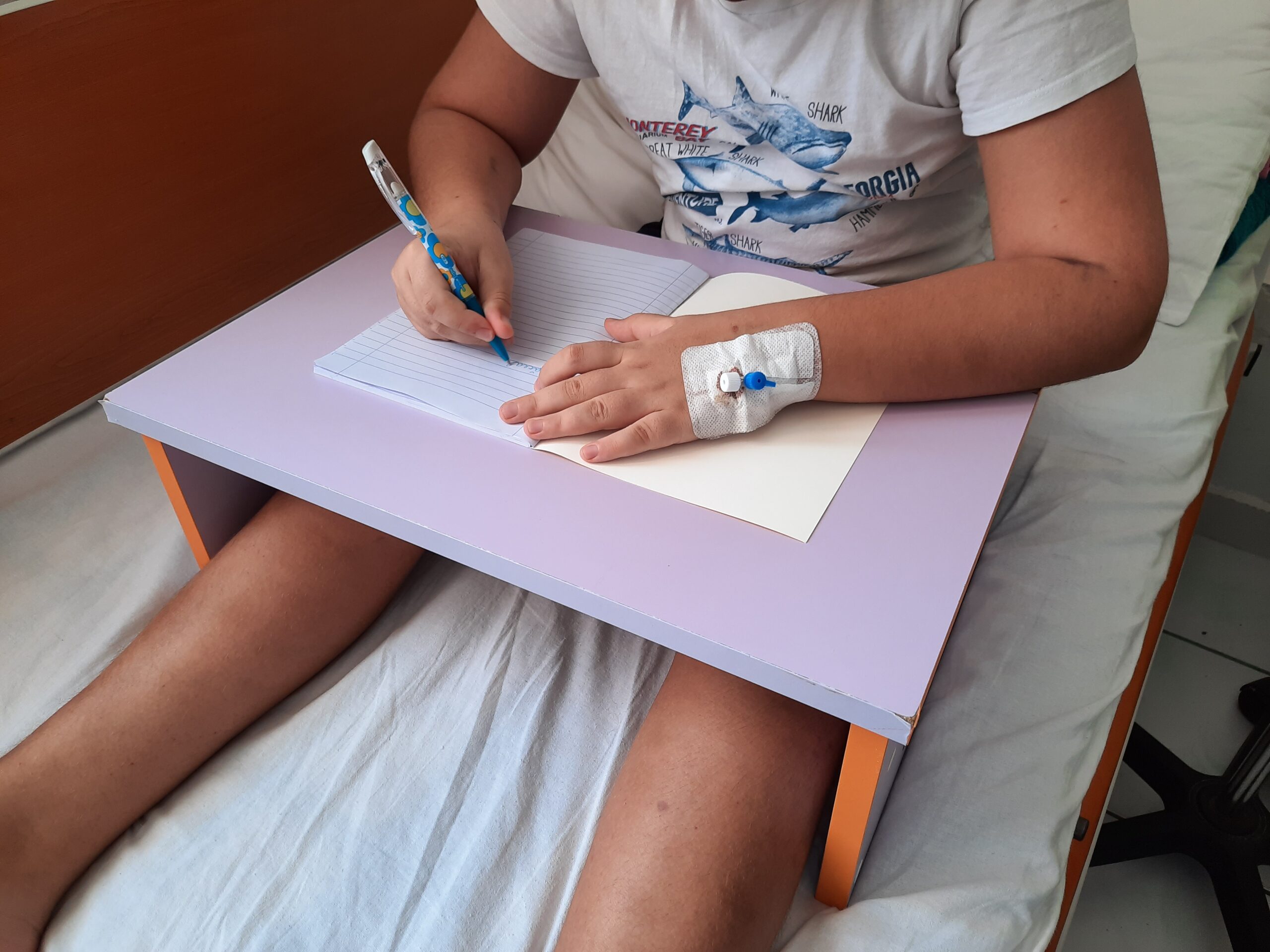 Copiii cu diverse afecțiuni care stau mai mult de o lună în spital vor putea să îşi continue studiile