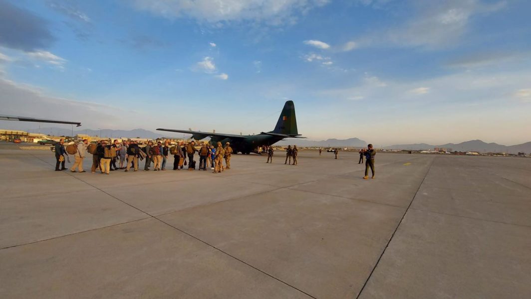 15 români evacuaţi din Afganistan au ajuns ieri cu bine acasă