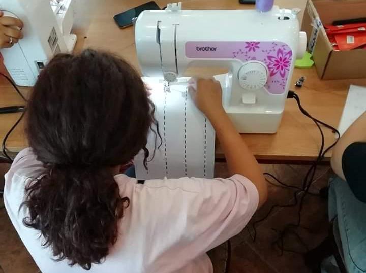 Cursuri de croitorie și tabere pentru 60 de tinere instituționalizate