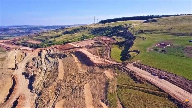 O alunecare masivă de teren s-a produs pe şantierul autostrăzii Transilvania