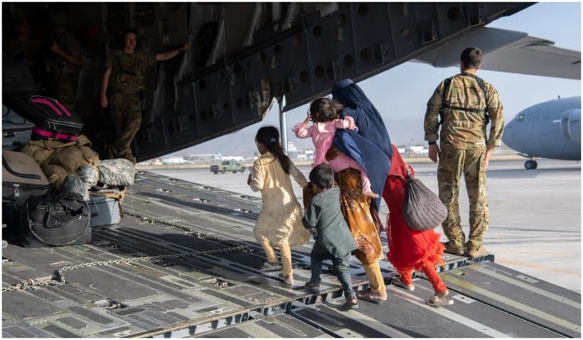 Încă 80 de cetăţeni afgani evacuaţi în Pakistan aşteaptă deplasarea în România