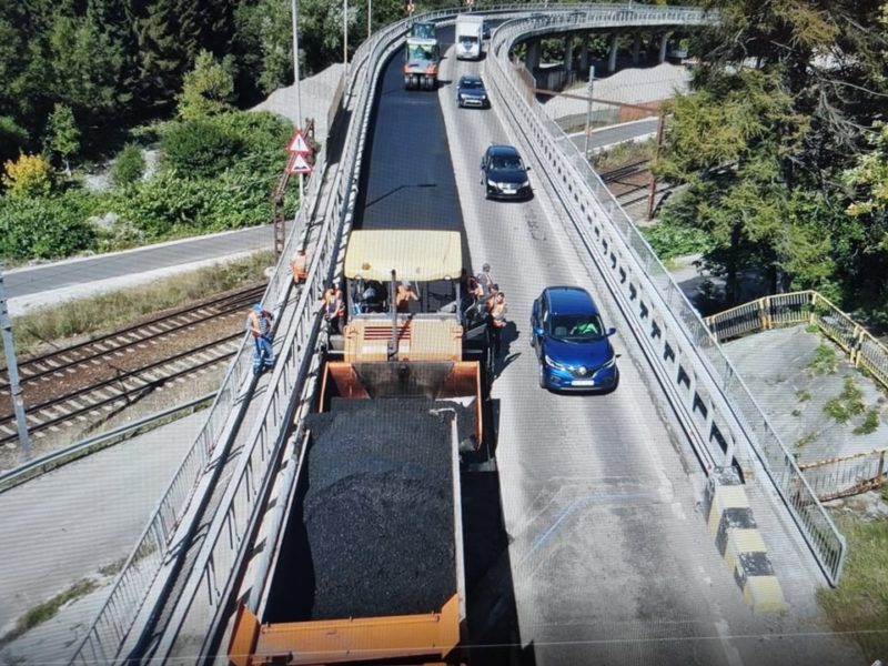 Prima parte a lucrărilor de reparaţie de pe pasajul pe DN 1 la Predeal, finalizată; restricţii în continuare pe celălalt sens Prima parte a lucrărilor de reparaţie de pe pasajul pe DN 1 la Predeal, finalizată; restricţii în continuare pe celălalt sens
