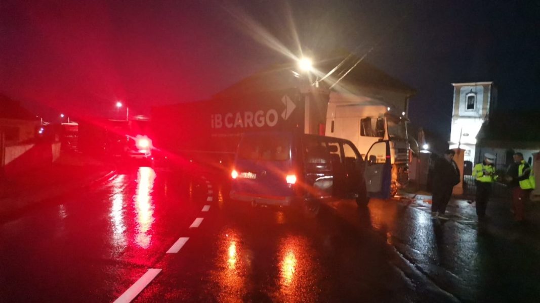 Un TIR s-a ciocnit cu un microbuz în județul Sibiu