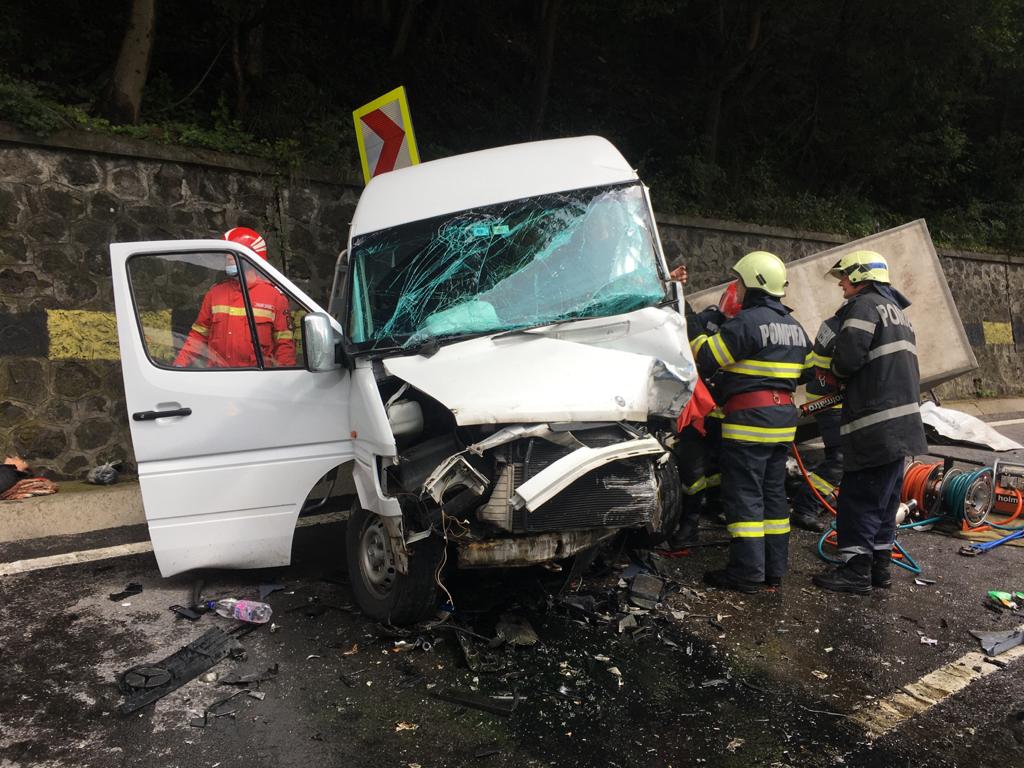 13 persoane, printre care doi copii, rănite într-un accident produs în Mureș