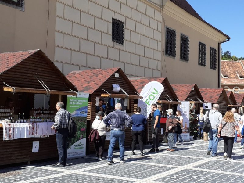 Târgul producătorilor locali ROMO, în Piața Sfatului din Brașov