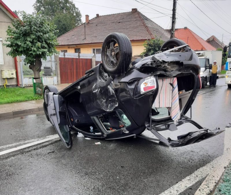 Circulație blocată pe ambele sensuri în Sângeorgiu de Mureș, în urma unui accident rutier