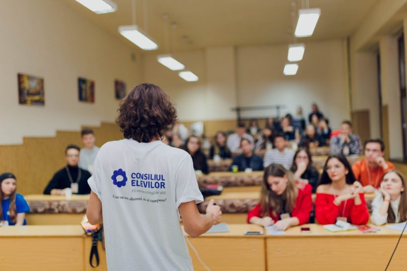 Consiliul Naţional al Elevilor solicită ca structura anului şcolar 2021-2022 să nu fie modificată