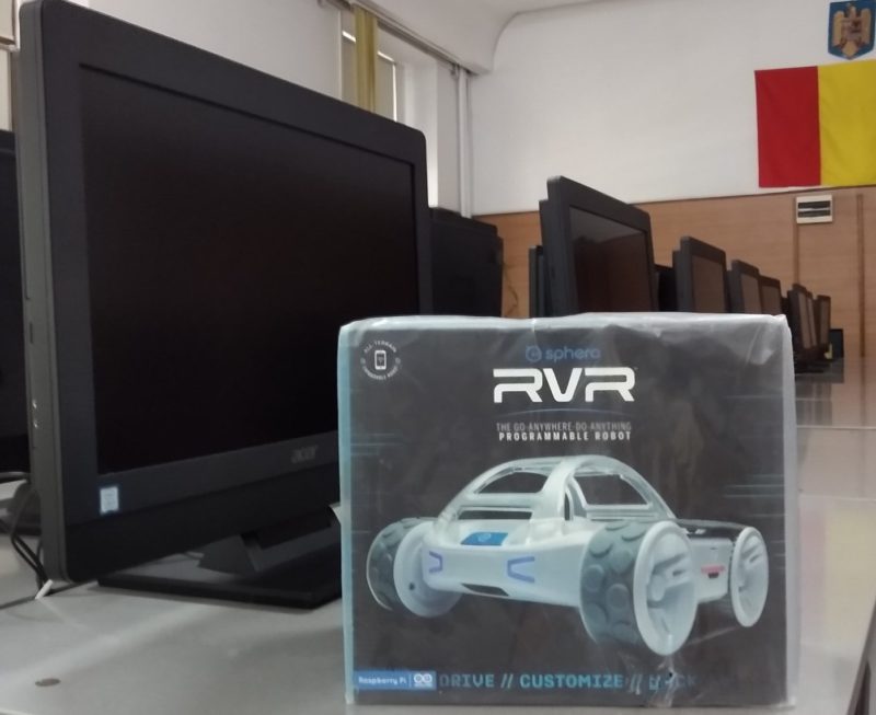În 12 școli din Mureș și Cluj, noul an școlar începe cu roboți educaționali multifuncționali