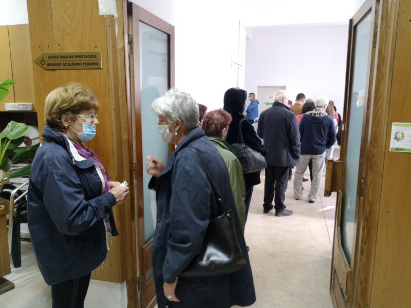 Zeci de târgumureșeni stau la rând pentru doza a treia