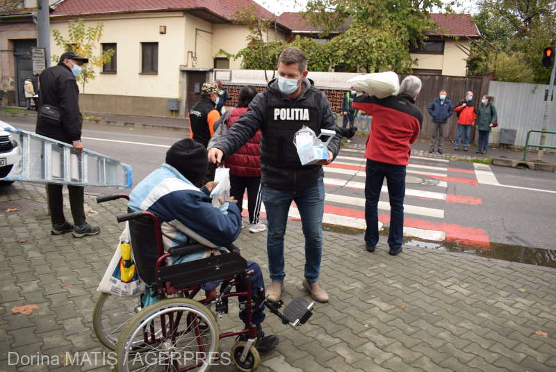 Poliţiştii din Târgu Mureş au oferit măşti de protecţie cetăţenilor