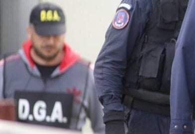 Tată și fiu arestați în Mureș pentru dare de mită Tată și fiu arestați în Mureș pentru dare de mită