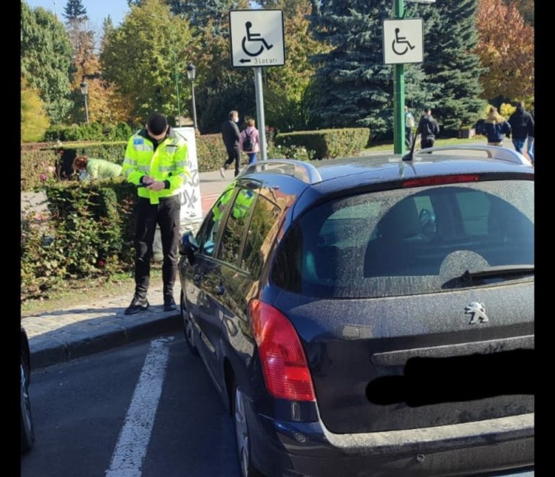 Zeci de şoferi, amendaţi de Poliţia Locală Brașov pentru parcare ilegală în centrul municipiului