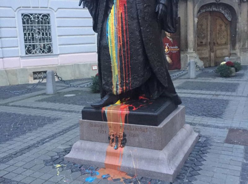 Bărbatul care a vandalizat statuia baronului von Brukenthal din Sibiu a fost amendat