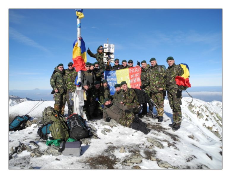 Vânătorii de Munte arborează a 25-a oară drapelul României pe Vf. Moldoveanu Vânătorii de Munte arborează a 25-a oară drapelul României pe Vf. Moldoveanu