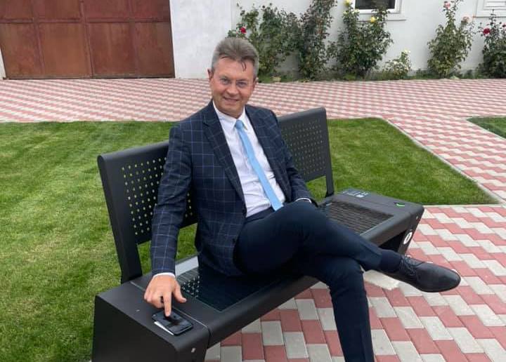 După băncile smart, Primăria Ghimbav pregăteşte staţii de călători inteligente