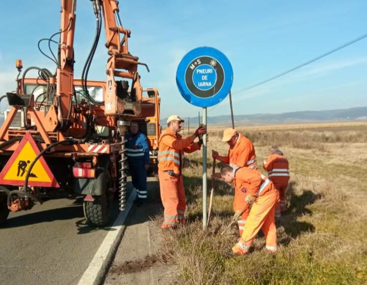 Braşov: Drumarii au început instalarea parazăpezilor pe secţiunile de drumuri expuse viscolului