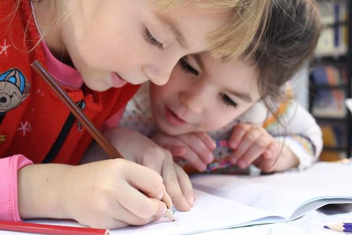 Unul din zece copii suferă de dislexie sau alte tulburări de învățare