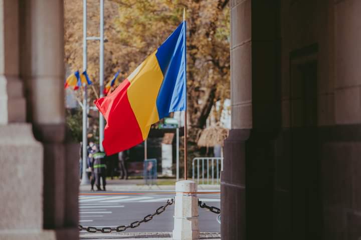 Restricțiile impuse de autorități nu îi împiedică pe mureșeni să sărbătorească Ziua Națională a României