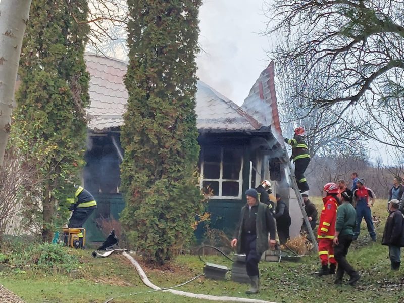 O persoană în vârstă de 88 de ani a suferit arsuri pe față și mâini într-un incendiu din localitatea Măgherani