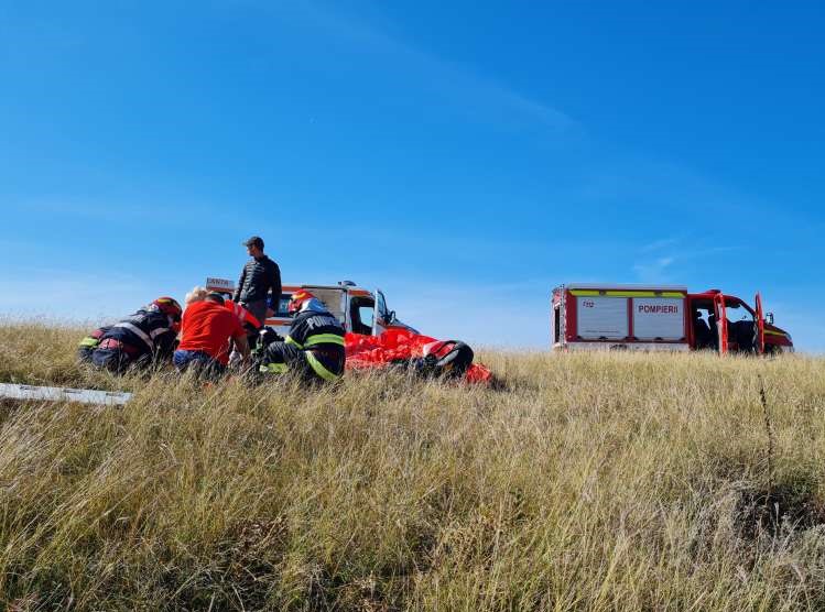 În localitatea harghiteană Satu Mare, o persoană a căzut cu parapanta În localitatea harghiteană Satu Mare, o persoană a căzut cu parapanta