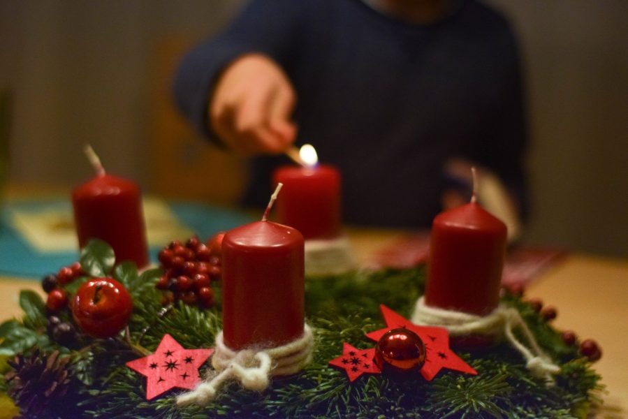 Mâine se aprinde prima lumânare de Advent
