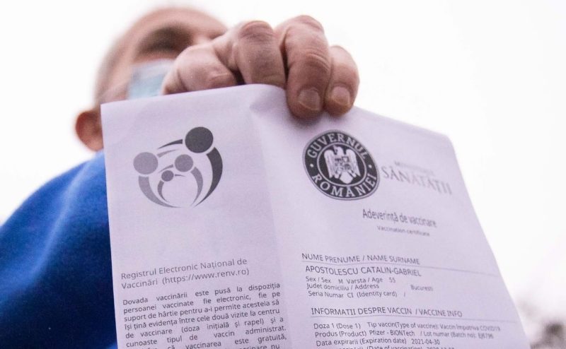 Certificate verzi COVID folosite ilegal, depistate de poliţiştii brașoveni Certificate verzi COVID folosite ilegal, depistate de poliţiştii brașoveni
