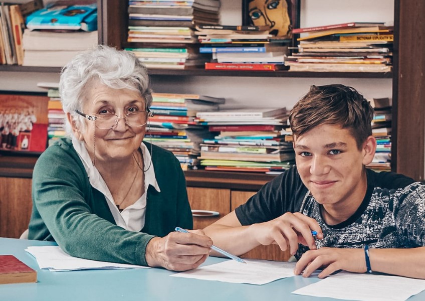 Sute de copii nevoiași din Transilvania primesc educație nonformală gratuită