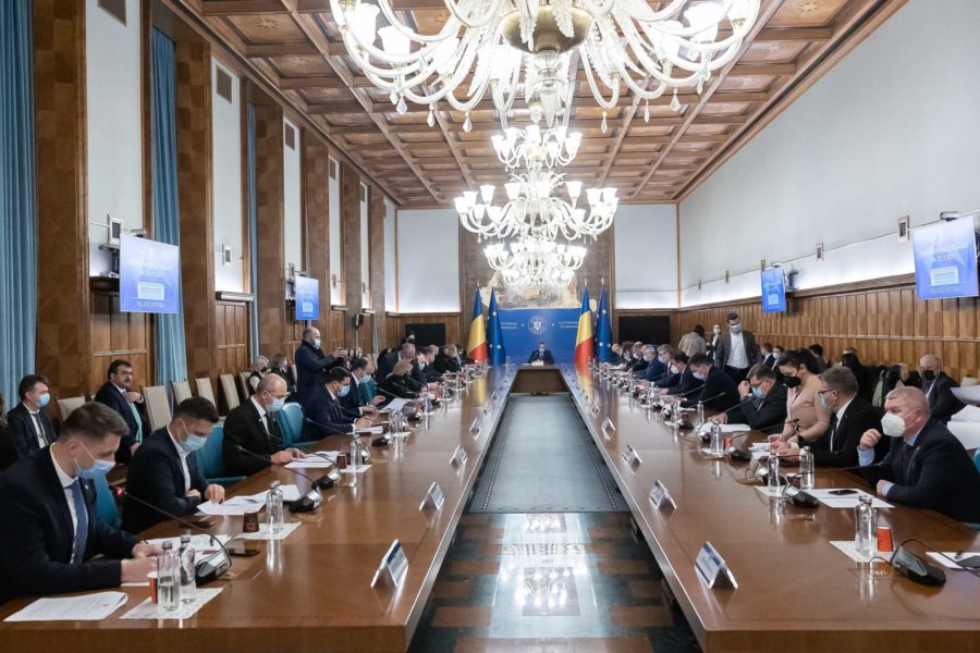 Guvernul pregăteşte o minivacanţă pentru bugetari de Ziua Naţională