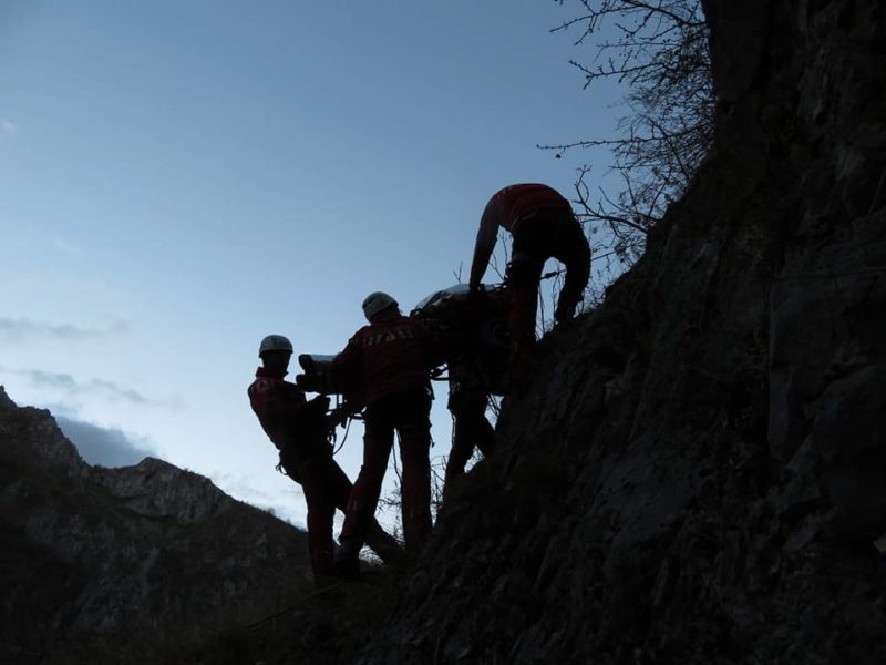 Braşov: Tânăr în stare de ebrietate, recuperat de salvamontişti după ce a căzut într-o zonă abruptă pe Tâmpa