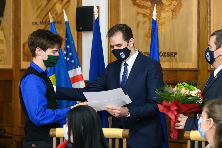 Cinci elevi din Sfântu Gheorghe primesc burse de excelenţă de 3.000 de lei