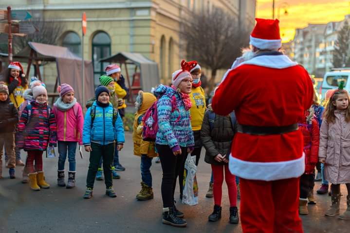 Covasna: Copiii care participă la programul Pedibus s-au întâlnit cu Moş Nicolae