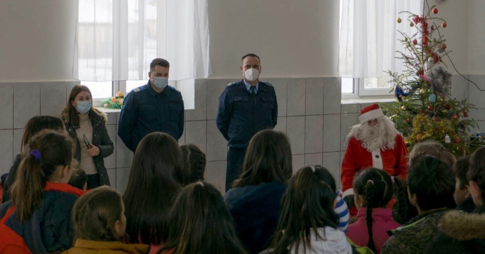 Jandarmii harghiteni au adus bucurie copiilor din Bilbor