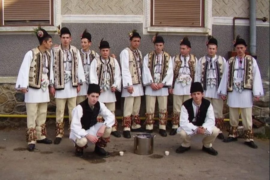 „Lemnul feciorilor” sau „adusul fagului în sat”, obicei din comuna Sadu, în Ajunul Crăciunului