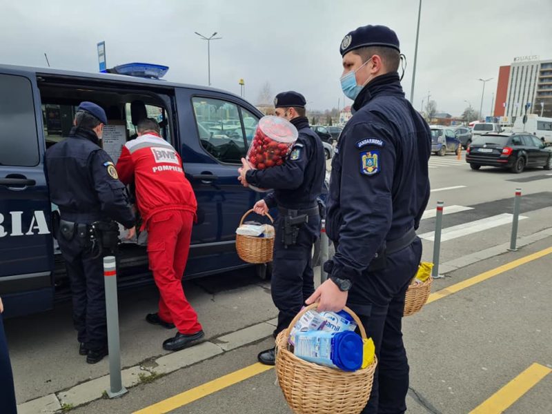 Cadouri de Crăciun oferite de jandarmii brașoveni
