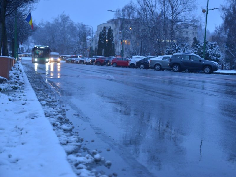 Peste 50 de utilaje au deszăpezit în Brașov şi Poiana Brașov
