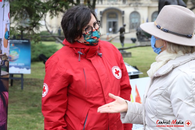 Harghita: Crucea Roşie distribuie 300 de pachete de Crăciun vârstnicilor singuri şi persoanelor nevoiaşe