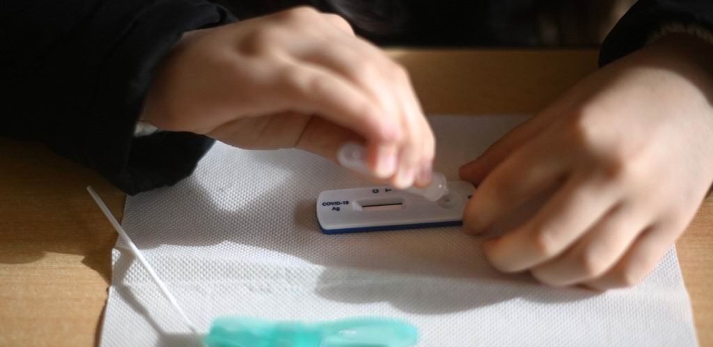 Testele de salivă nu ajung pentru toți elevii din Mureș, Harghita și Covasna