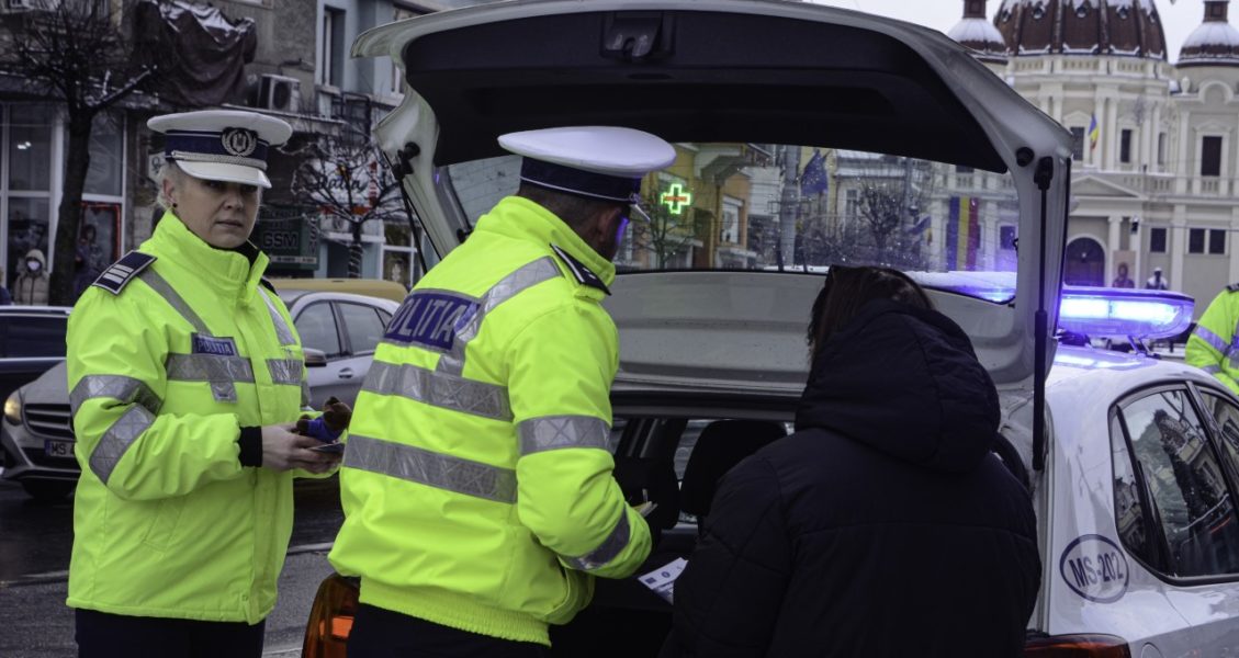 Pixuri și ursuleți de pluș oferiți șoferilor de polițiștii mureșeni