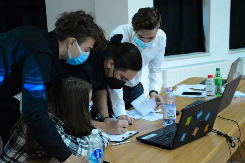 Elevii covăsneni se raliază protestului împotriva măririi pragului pentru acordarea bursei