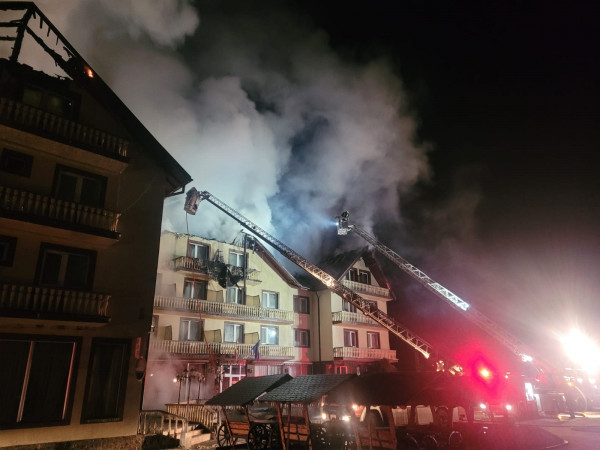 UPDATE Acoperişul şi mansarda unui hotel din Rupea, mistuite de incendiu