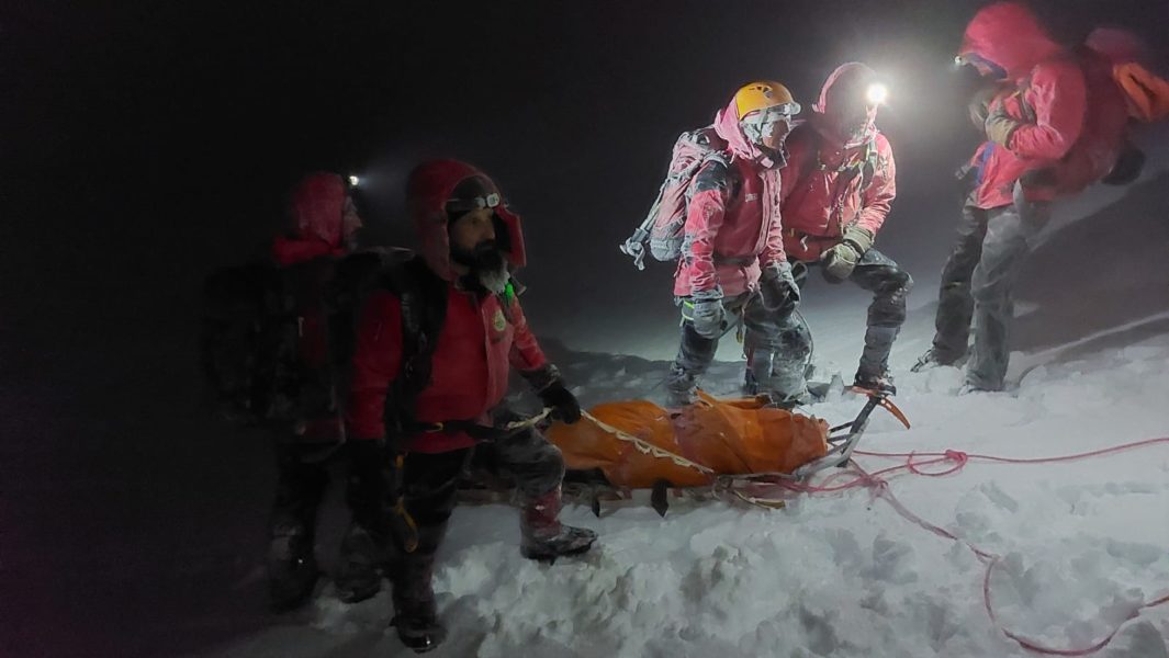 Salvamont Sibiu a intervenit pentru recuperarea a doi turiști surprinși de avalanșă în apropiere de Vârful Negoiu